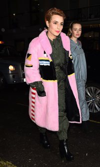 Noomi Rapace y llamativo abrigo rosa