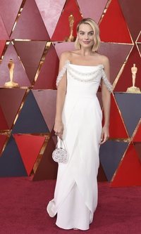 Margot Robbie vestida de blanco en los Oscar 2018