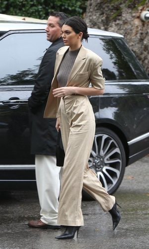 Kendall Jenner con un traje beige
