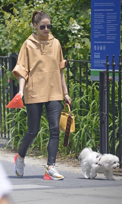 Olivia Palermo pasea a su perro con estilo