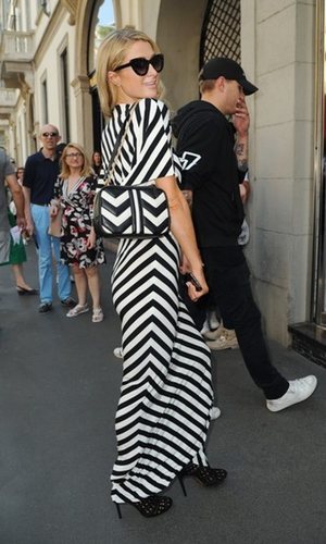 Paris Hilton con un maxi vestido