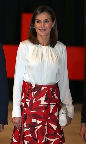 La Reina Letizia apuesta por una falda estampada