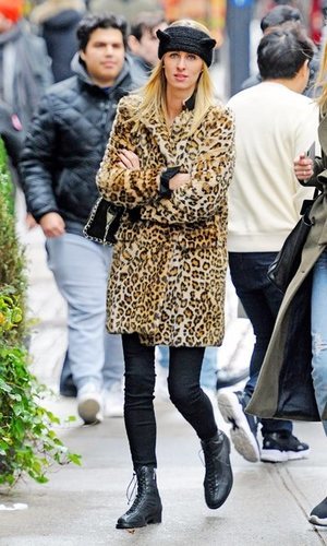 El abrigo de Leopardo de Nicky Hilton