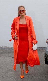 El total look naranja flúor de Jennifer Lopez