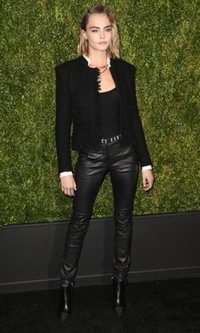 Cara Delevingne combina chaqueta de Chanel con un look rompedor