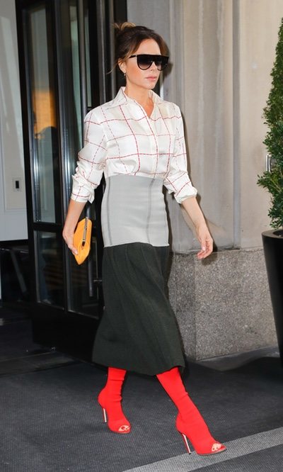 Victoria Beckham con un outfit extravagante