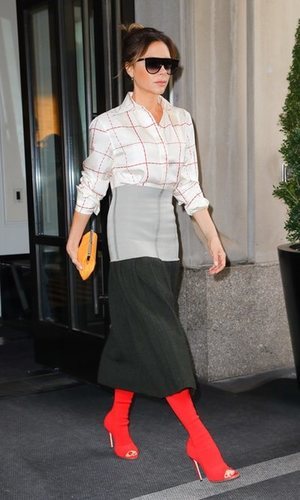 Victoria Beckham con un outfit extravagante