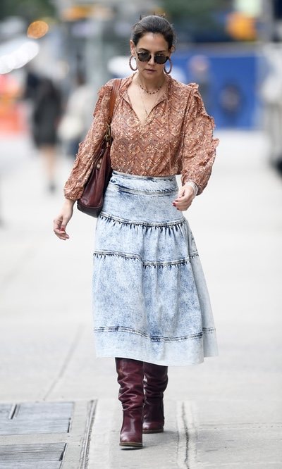Katie Holmes luce una falda vaquera midi con un estilo boho-chic