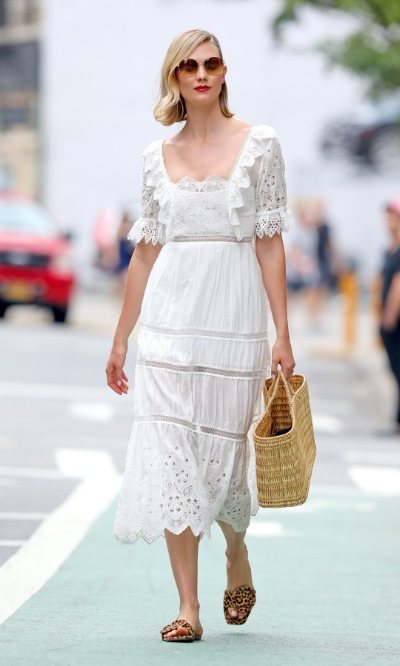 Karlie Kloss lleva todas las tendencias de verano en el mismo look