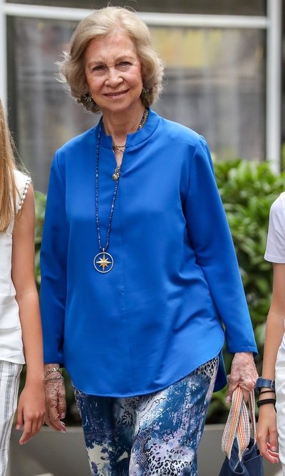 De azul y en clave veraniega, el look de la Reina Sofía