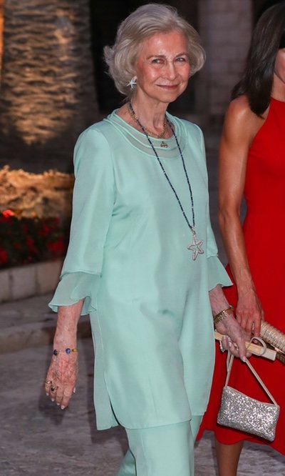 La Reina Sofía también se rinde al color del verano 2019