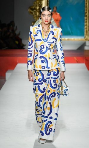 El traje de azulejos andaluces y otros looks de Moschino inspirados en España