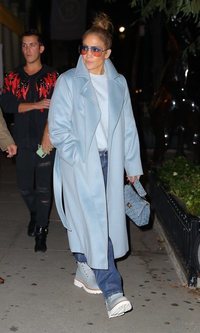 Jennifer Lopez convierte el azul en tendencia este otoño