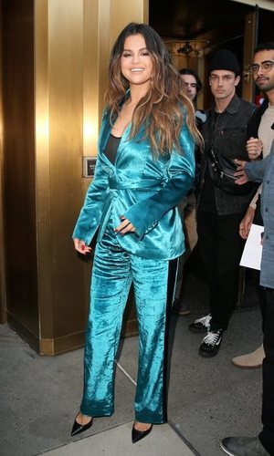 Selena Gomez deslumbra con un traje de terciopelo turquesa