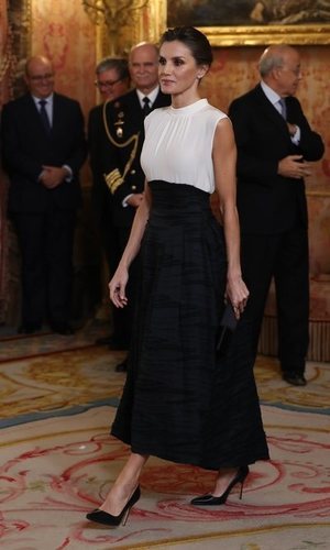 La falda 'efecto corsé' de la Reina Letizia