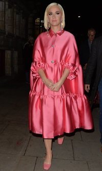 Katy Perry rompedora con un maxi vestido satinado