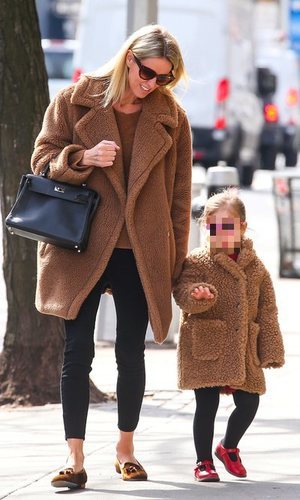 Nicky Hilton y su hija lucen el clásico teddy coat