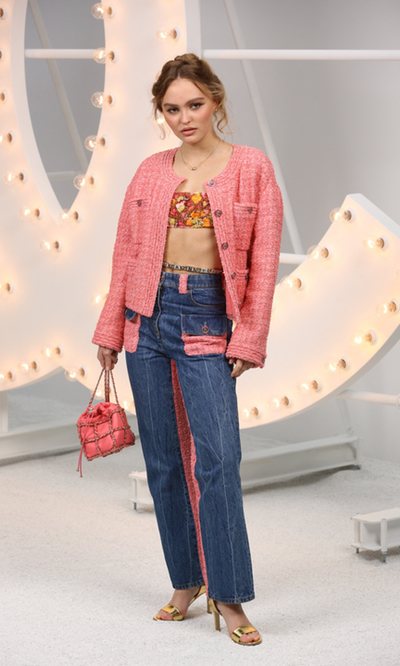 Lily Rose Depp demuestra que el tweed de Chanel nunca pasa de moda