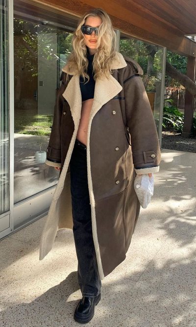 Elsa Hosk tiene la chaqueta de moda en versión abrigo