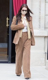 Bella Hadid convierte la pana en el tejido perfecto para un look business woman