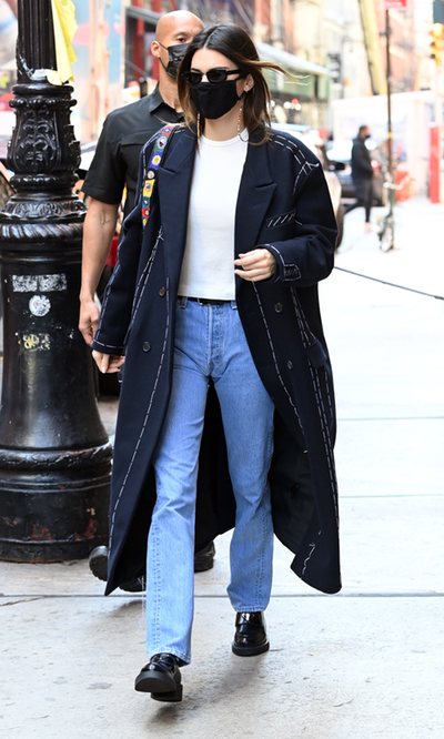 Kendall Jenner y el look effortless que apuesta todo a un abrigo de paño