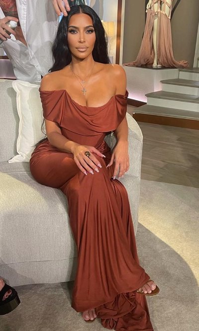 Kim Kardashian desvela en vestido que lucirá en los programas especiales de 'KUWTK'