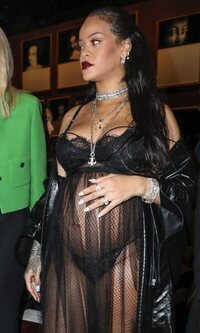 Rihanna acude al desfile de Dior con el look premamá más atrevido